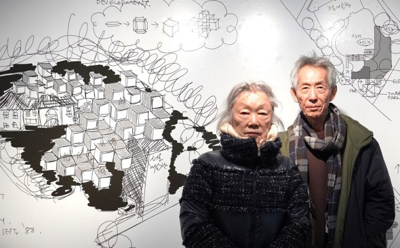 전시 개막을 앞두고 이달 초 전시장을 찾은 서울미술관 설립자 임세택·강명희 작가 부부. 뒤쪽 벽에 1988년 서울미술관을 사면체 전시장의 군집물로 둘러싸는 파격적 안을 내놓았던 건축가 조건영의 리모델링 구상도가 확대된 이미지로 붙어 있다. 김달진미술자료박물관