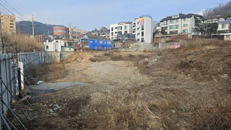 서울 구기동 옛 서울미술관 자리. 2023년 건물이 철거된 이래 터만 남은 채 잡초로 뒤덮였고 둘레는 펜스로 막혀 있다. 김달진미술자료박물관 제공