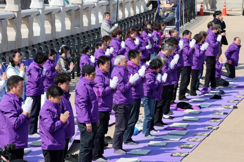 10·29 이태원 참사 유가족협의회가 19일 오후 서울 종로구 광화문 앞에서 ‘윤석열 파면 기원 159배’를 하고 있다. 김영원 기자 forever@hani.co.kr