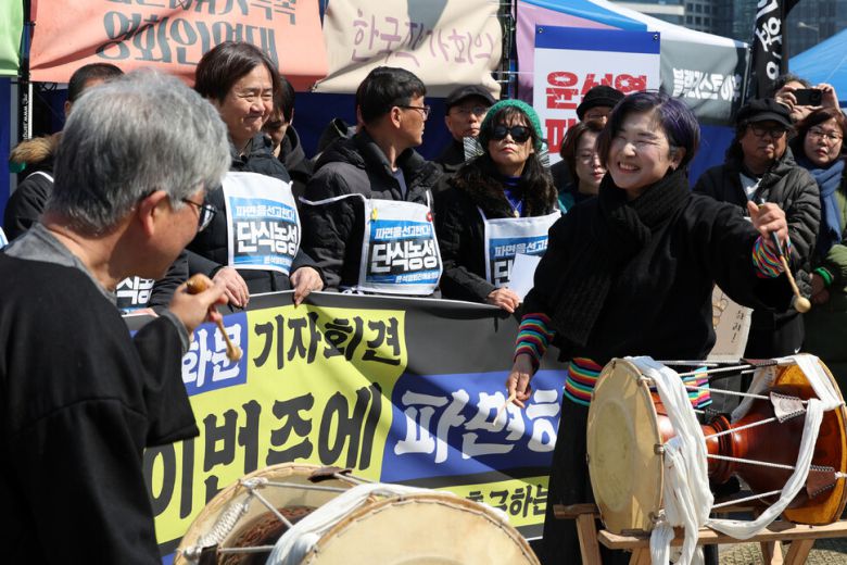 문화예술인들이 19일 오후 서울 종로구 광화문 앞 농성장 예술행동캠프 앞에서 헌법재판소의 윤석열 대통령 이번 주 파면을 촉구하는 기자회견을 열고 설장고 가락을 선보이고 있다. 김영원 기자 forever@hani.co.kr