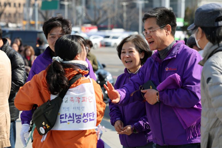 ‘부산 윤석열 퇴진 대학생 행동 준비위원회’ 회원들이 단식농성 5일째를 맞은 19일 오후 서울 종로구 광화문 앞 이들 농성 텐트 앞에서 이태원 참사 유가족들의 격려를 받고 있다. 김영원 기자 forever@hani.co.kr