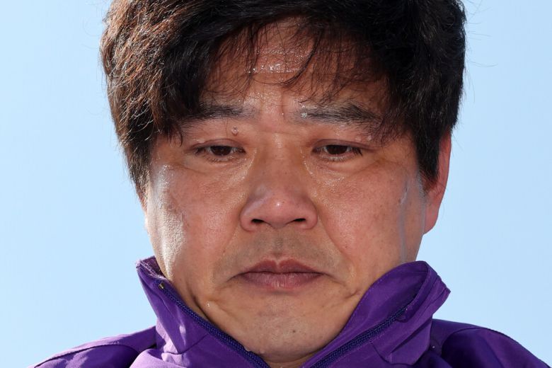 10·29 이태원 참사 유가족협의회가 19일 오후 서울 종로구 광화문 앞에서 ‘윤석열 파면 기원 159배’를 열어 고 유연주씨의 아버지 유형우씨가 땀을 흘리고 있다. 김영원 기자 forever@hani.co.kr