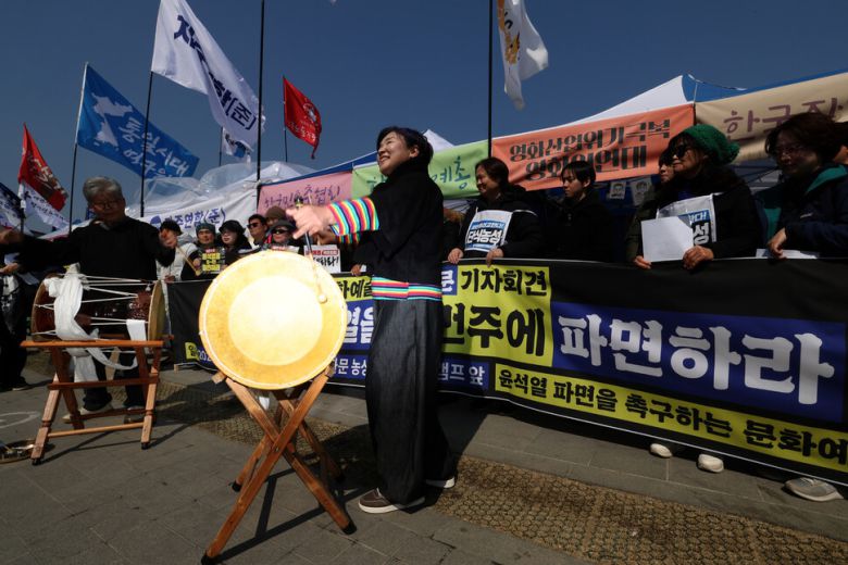 문화예술인들이 19일 오후 서울 종로구 광화문 앞 농성장 예술행동캠프 앞에서 헌법재판소의 윤석열 대통령 이번 주 파면을 촉구하는 기자회견을 열고 설장고 가락을 선보이고 있다. 김영원 기자 forever@hani.co.kr