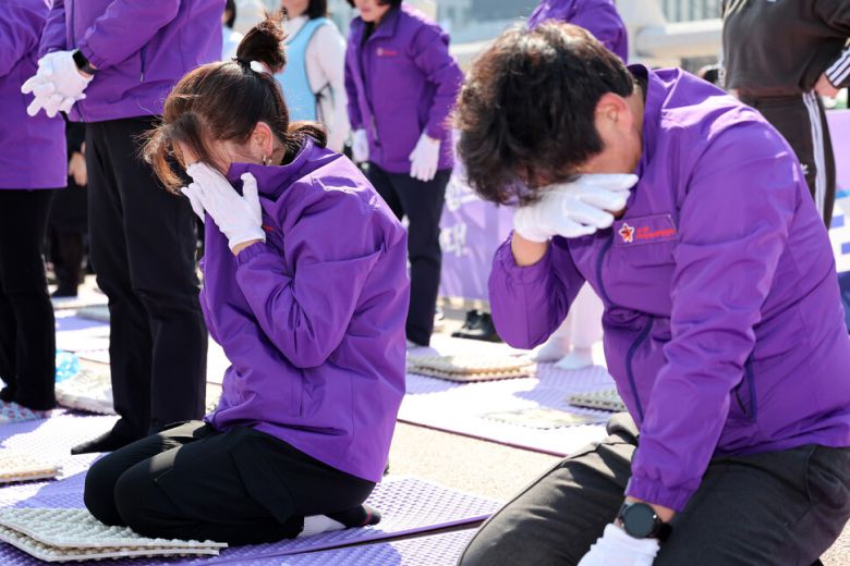 10·29 이태원 참사 유가족협의회가 19일 오후 서울 종로구 광화문 앞에서 ‘윤석열 파면 기원 159배’를 마치고 땀을 닦고 있다. 김영원 기자 forever@hani.co.kr