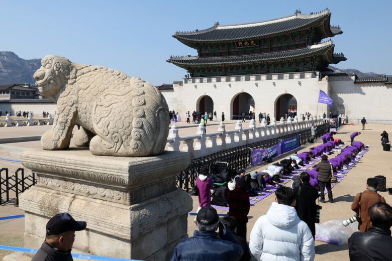 10·29 이태원 참사 유가족협의회가 19일 오후 서울 종로구 광화문 앞에서 ‘윤석열 파면 기원 159배’를 하고 있다. 김영원 기자 forever@hani.co.kr