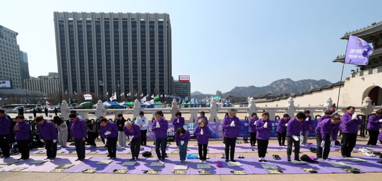 10·29 이태원 참사 유가족협의회가 19일 오후 서울 종로구 광화문 앞에서 ‘윤석열 파면 기원 159배’를 하고 있다. 김영원 기자 forever@hani.co.kr