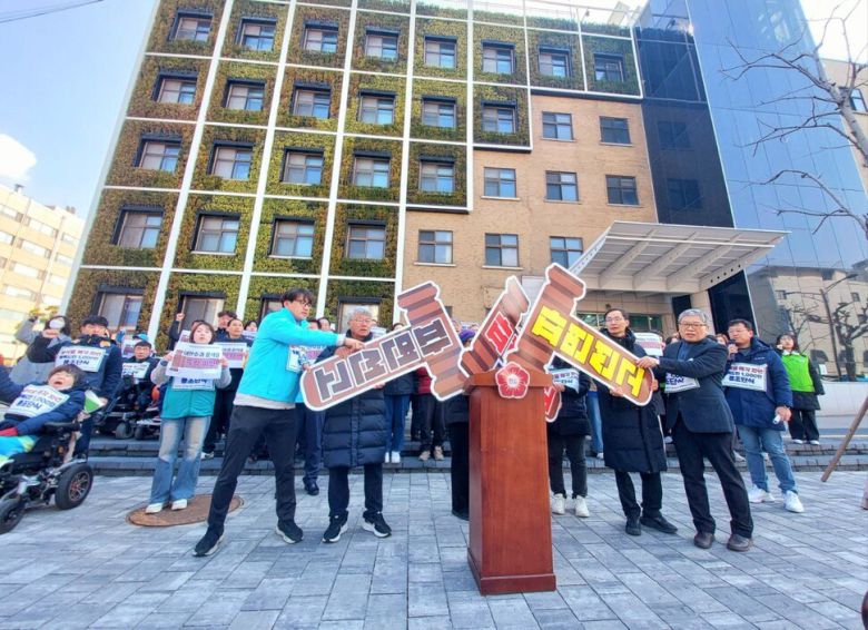 충북시국회의와 시민 등이 19일 충북도청 앞 거리에서 윤석열 대통령 파면을 촉구하는 행위극을 선보였다. 충북시국회의 제공