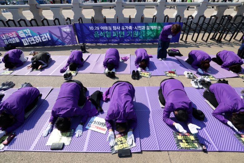 10·29 이태원 참사 유가족협의회가 19일 오후 서울 종로구 광화문 앞에서 ‘윤석열 파면 기원 159배’를 하고 있다. 김영원 기자 forever@hani.co.kr
