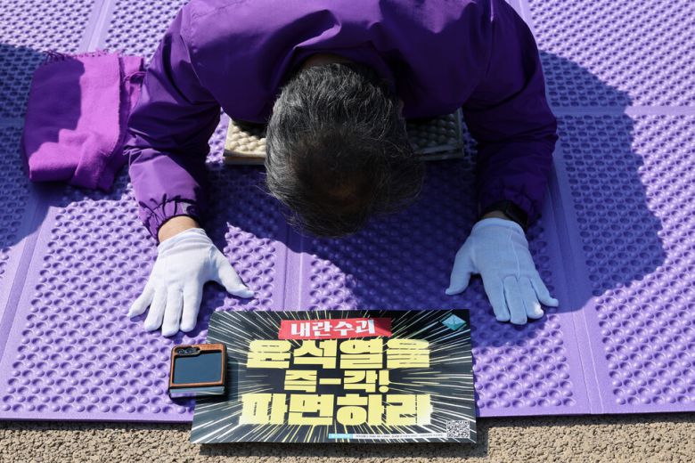 10·29 이태원 참사 유가족협의회가 19일 오후 서울 종로구 광화문 앞에서 ‘윤석열 파면 기원 159배’를 하고 있다. 김영원 기자 forever@hani.co.kr