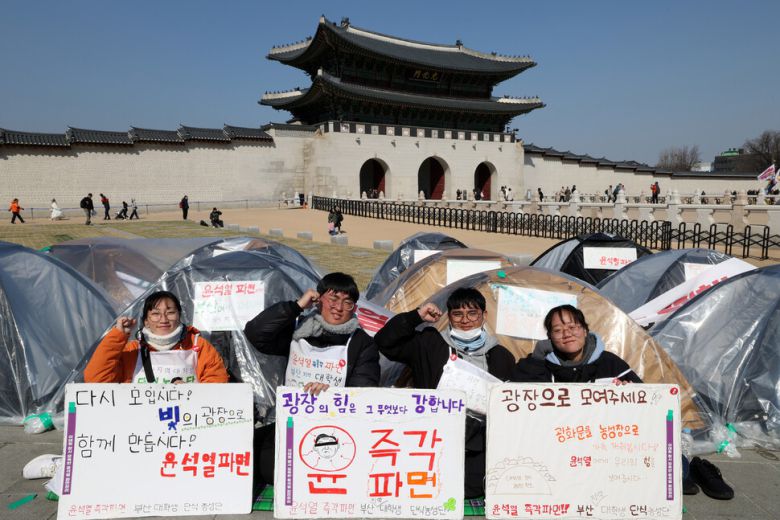 ‘부산 윤석열 퇴진 대학생 행동 준비위원회’ 회원들이 단식농성 5일째를 맞은 19일 오후 서울 종로구 광화문 앞 이들 농성 텐트 앞에서 직접 만든 손팻말을 잡고 포즈를 취하고 있다. 김영원 기자 forever@hani.co.kr