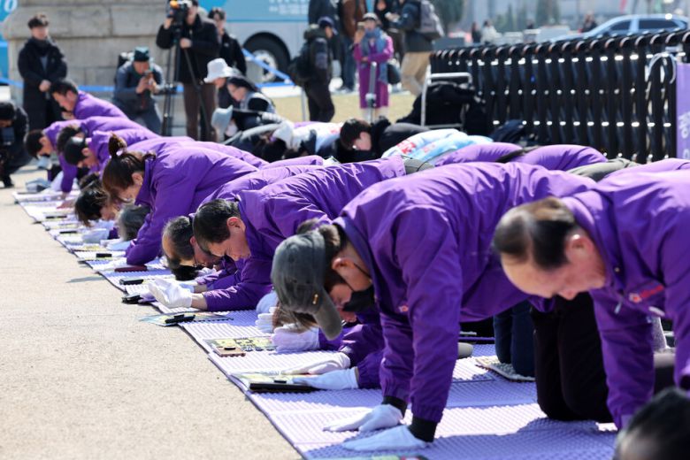 10·29 이태원 참사 유가족협의회가 19일 오후 서울 종로구 광화문 앞에서 ‘윤석열 파면 기원 159배’를 하고 있다. 김영원 기자 forever@hani.co.kr