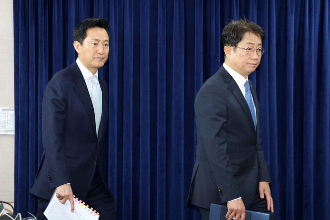 박상우 국토교통부 장관(오른쪽)과 오세훈 서울특별시장이 19일 정부서울청사에서 주택시장 안정화 방안에 관한 브리핑을 하기 위해 브리핑실로 들어오고 있다. 김영원 기자 forever@hani.co.kr