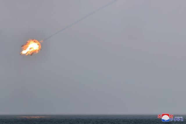 김정은 조선노동당 총비서 겸 국무위원장은 20일 이뤄진 ‘최신형 반항공(지대공)미사일’ 시험발사를 참관했다고 21일 노동신문이 보도했다. 조선중앙통신 연합뉴스