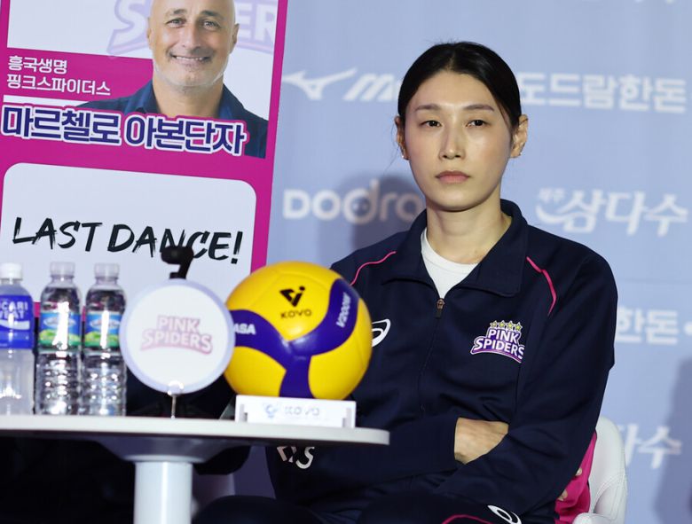 흥국생명 김연경이 21일 서울 청담동 리베라호텔에서 열린 2024-2025 V리그 여자부 포스트시즌 미디어데이에서 마르첼로 아본단자 감독의 출사표를 듣고 있다. 연합뉴스