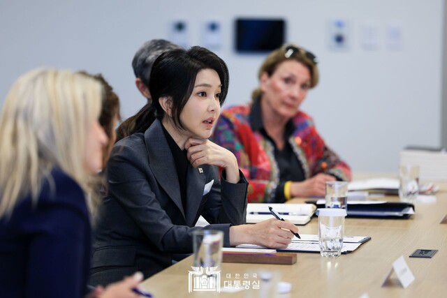 지난해 7월11일 김건희 여사가 미국 민주주의진흥재단(NED) 회의실에서 북한 억류 피해자와 유족, 북한인권 개선 활동 중인 탈북민, 북한 전문가 등을 만나 북한의 인권문제와 개선 방향에 대해 의견을 나누고 있다. 대통령실 제공