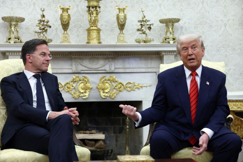 지난 13일 미국 백악관에서 만난 도널드 트럼프 미국 대통령과 마크 뤼터 북대서양조약기구(NATO) 사무총장. 로이터 연합뉴스