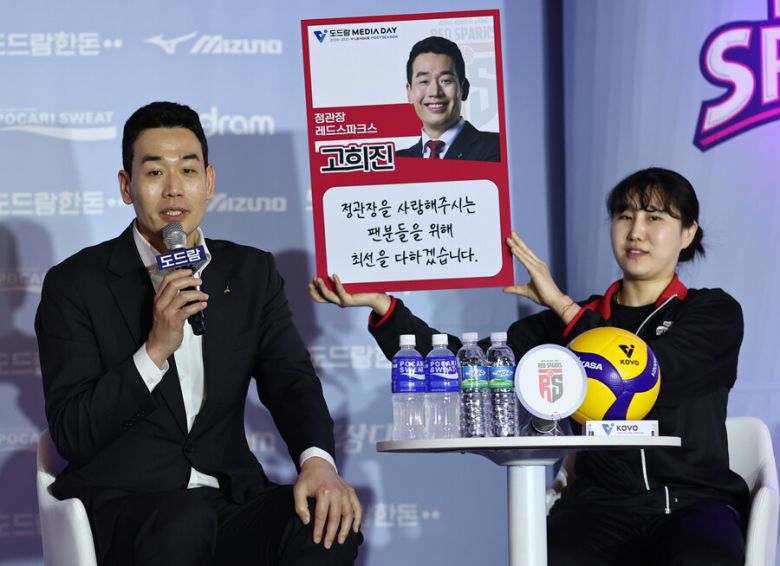 고희진 정관장 감독이 21일 서울 청담동 리베라호텔에서 열린 2024-2025 V리그 여자부 포스트시즌 미디어데이에서 출사표를 던지고 있다. 연합뉴스