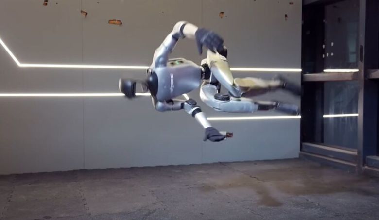 중국 유니트리의 휴머노이드로봇 에이치원(H1)이 옆으로 공중제비돌기를 선보이고 있다. 동영상 갈무리