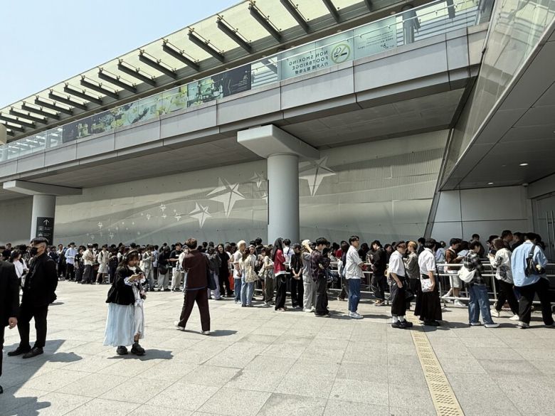 홍콩 아시아월드 엑스포 건물 밖까지 길게 늘어선 뉴진스 부스 줄. 홍콩/이정국 기자