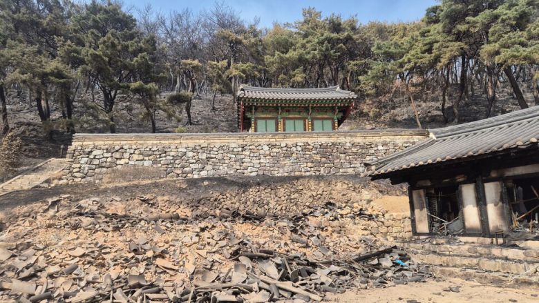 23일 오후 경북 의성군 안평면 천등산 자락의 운람사가 불에 탄 모습. 주성미 기자