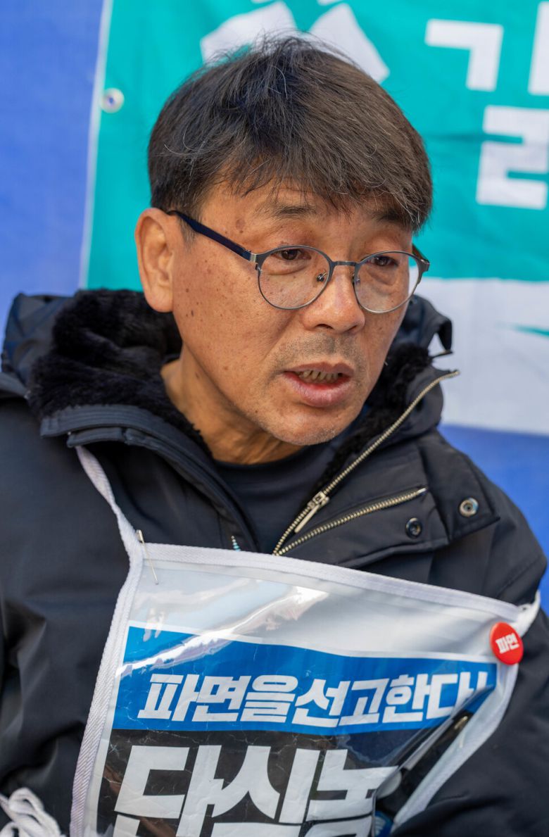 20일 서울 광화문 단식농성장에서 만난 송경동 한국작가회의 사무총장. 김진수 선임기자 jsk@hani.co.kr