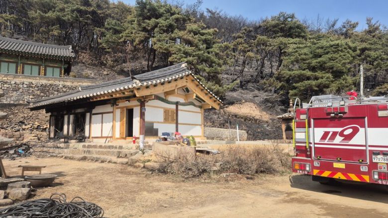 23일 오후 경북 의성군 안평면 천등산 자락의 운람사가 불에 탄 모습. 주성미 기자