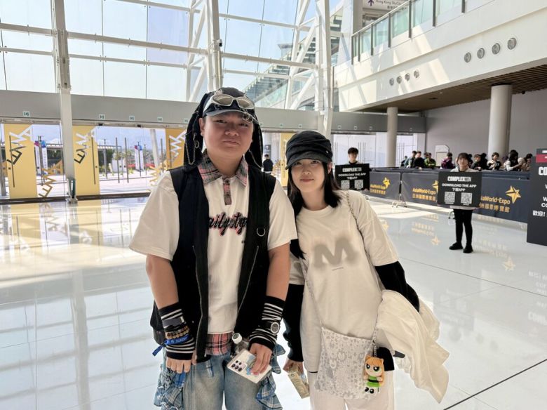 뉴진스의 팬 레옹(왼쪽)과 아이비. 홍콩/이정국 기자