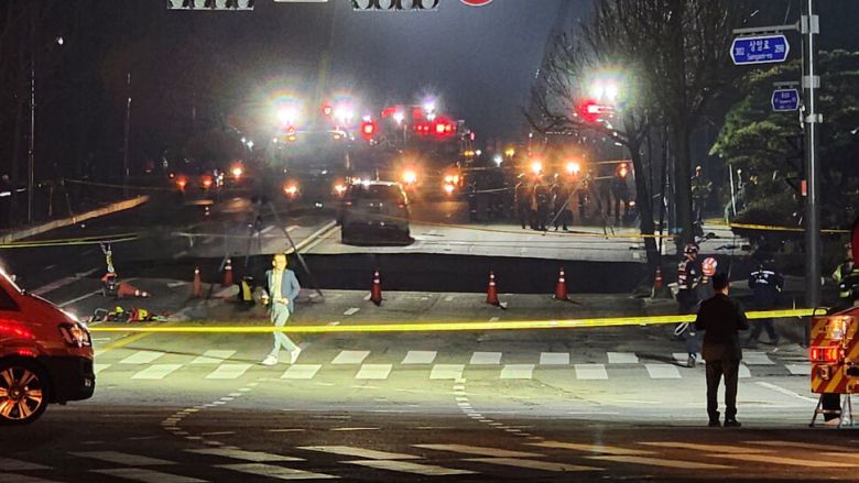 24일 서울 강동구 명일동 대명초교 사거리 인근에서 대형 땅 꺼짐(싱크홀) 사고가 발생해 경찰과 소방이 현장을 수습하고 있다. 소방 당국은 이 사고로 1명이 다쳤으며, 차량과 오토바이가 1대씩 빠졌다는 신고에 따라 추가 피해 상황을 파악 중이라고 밝혔다. 김혜윤 기자 unique@hani.co.kr