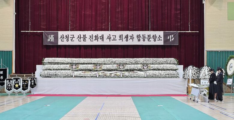 경남 산청군 산불을 끄기 위해 지원을 갔다가 목숨을 잃은 창녕군 공무원과 산불진화대원 등 희생자 4명의 합동분향소. 합동분향소는 27일까지 운영된다. 최상원 기자