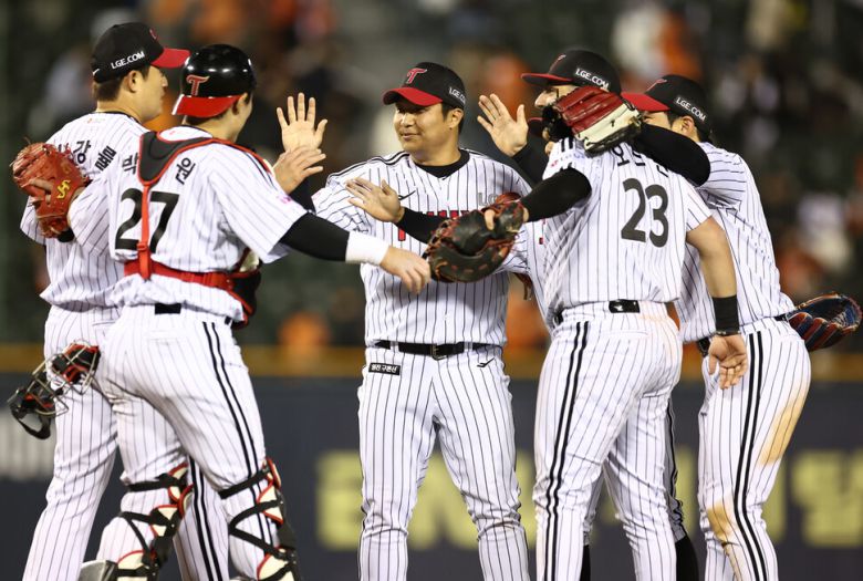 엘지(LG) 트윈스 선수들이 25일 잠실야구장에서 열린 2025 KBO리그 한화 이글스와 경기에서 승리한 뒤 기뻐하고 있다. 연합뉴스