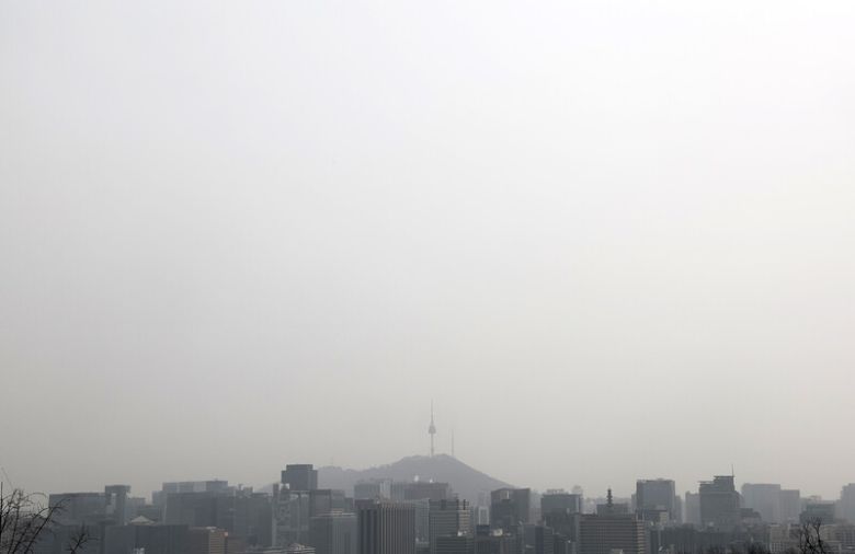 25일 남산을 중심으로 서울 하늘이 뿌옇게 보인다. 이날 미세먼지 농도가 ‘매우 나쁨’을 보이는 등 대기질이 악화됐다. 연합뉴스