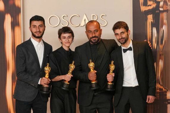 ‘노 아더 랜드’로 제97회 아카데미 시상식에서 장편다큐상을 수상한 바셀 아드라(왼쪽부터)와 레이첼 소르, 함단 바랄, 유발 아브라함이 수상을 기념해 사진을 찍고 있다. 연합뉴스