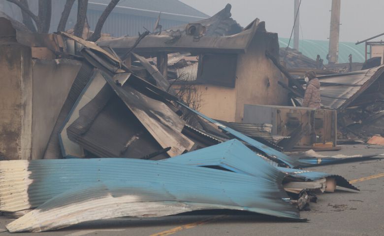 26일 경북 영양군 석보면 화매1리 계곡 마을이 산불에 초토화돼 있다. 석보면에서는 산불로 인해 다수의 사망자가 발생했다. 연합뉴스