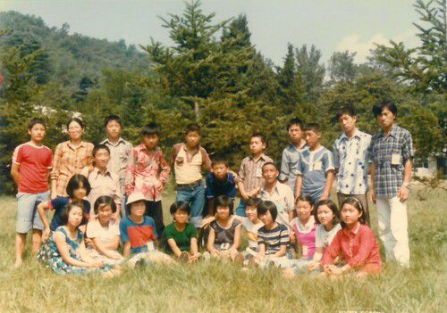 1979년 김영수(뒷줄 맨 오른쪽) 전도사가 서울 동대문 재건중학교 야학 학생들과 소풍 중 기념사진을 찍고 있다. 필자 제공