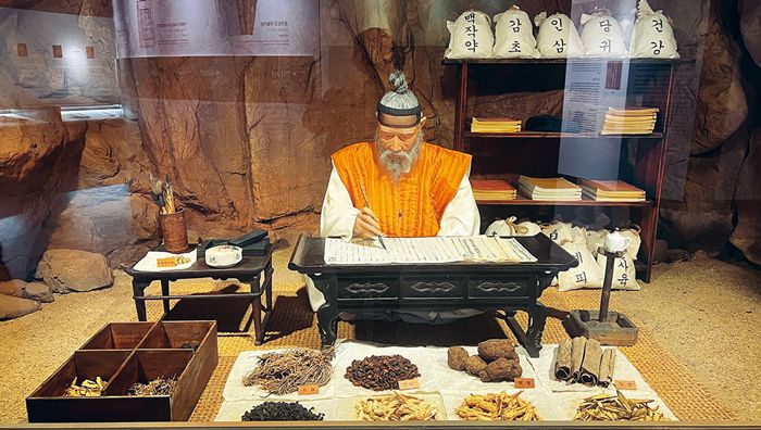 유배지에서도 동의보감 편찬에 매진하는 허준을 재현한 모습. 허준박물관 제공