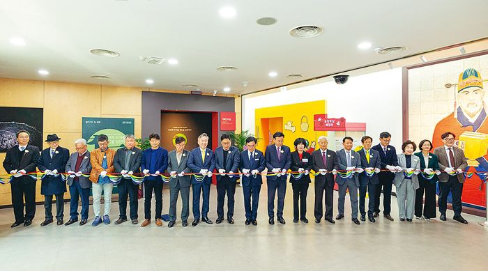 지난 21일 진교훈 강서구청장과 관련 인사 40여 명이 참석한 가운데 허준박물관 개관 20주년 기념 특별전 ‘조선의 의사들, 인(仁)을 실천하다’ 개막식 행사가 진행됐다. 허준박물관 제공