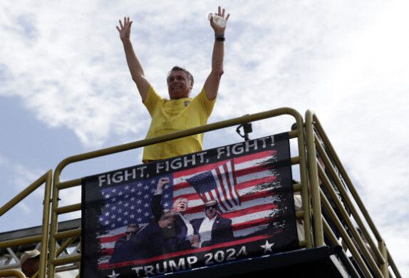 자이르 보우소나루 전 브라질 대통령이 지난 16일 지지자들의 집회에서 환호에 답하고 있다. 이날 집회는 보우소나루가 패배한 2022년 브라질 대선 결과를 뒤집으려는 폭동을 일으켜 체포된 이들에게 사면을 주는 법안을 지지하려고 열렸다. AP 연합뉴스