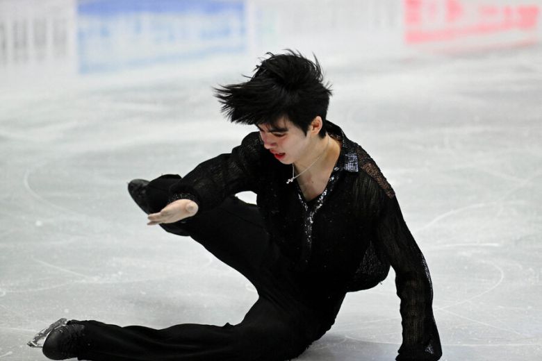 한국 남자 피켜 차준환이 28일(한국시각) 미국 TD가든에서 열린 매사추세츠주 보스턴 티디(TD)가든에서 열린 2025 국제빙상경기연맹(ISU) 피겨스케이팅 세계선수권대회 남자 싱글 쇼트 프로그램에서 연기 도중 넘어지고 있다. 보스턴/로이터 연합뉴스