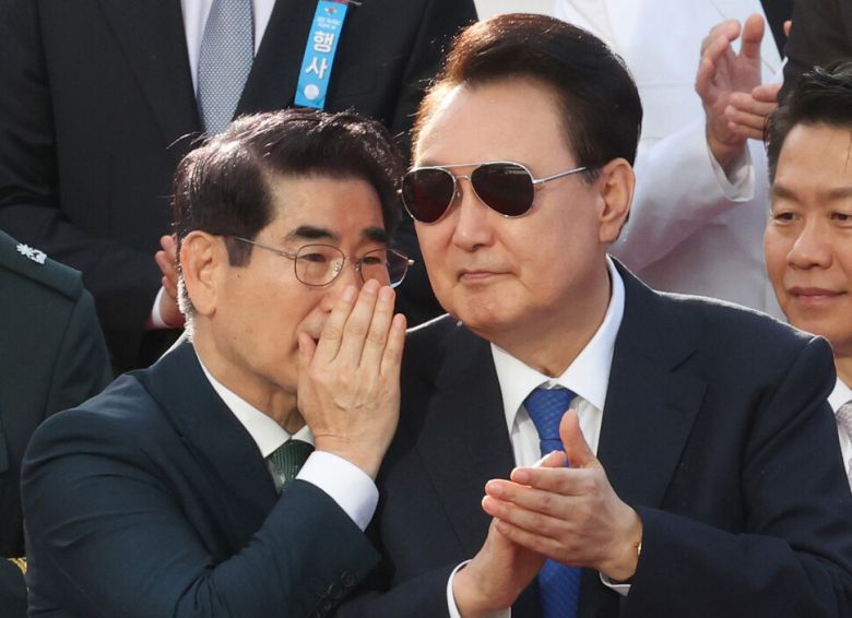 윤석열 대통령과 김용현 당시 국방부 장관이 지난 10월1일 서울 종로구 광화문광장에서 열린 제76주년 국군의 날 시가행진 행사에서 귀엣말을 하고 있다 . 김태형 기자 xogud555@hani.co.kr