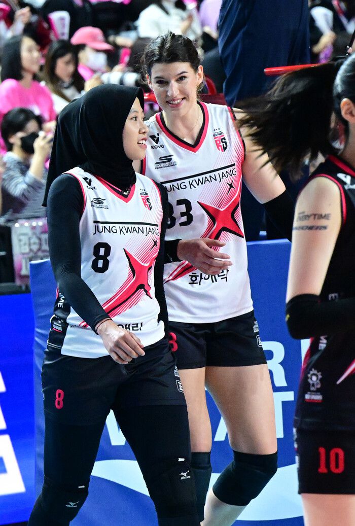 정관장의 메가왓티 퍼티위(왼쪽)와 반야 부키리치. 한국배구연맹 제공