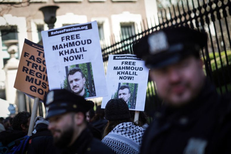 지난 27일 미국 뉴욕 컬럼비아대 캠퍼스 밖에서 컬럼비아대학 대학원 졸업생이자 팔레스타인 활동가 마무드 칼릴을 미국 당국이 체포한 일에 대해 항의하는 시위가 열렸다. 로이터 연합뉴스