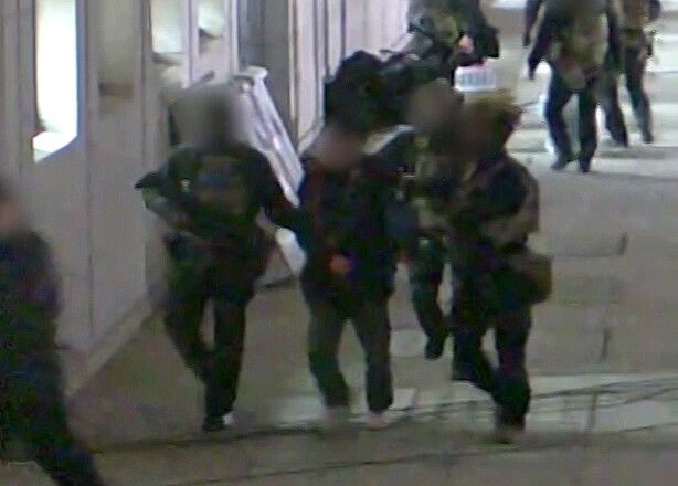 뉴스토마토가 1일 공개한 국회 본관 폐회로텔레비전 영상. 지난해 12월3일 밤 국회에 침투한 육군 특수전사령부 707특수임무단 대원들이 이 회사 유지웅 기자(왼쪽 둘째)를 제압해 이동하고 있다. 뉴스토마토 제공