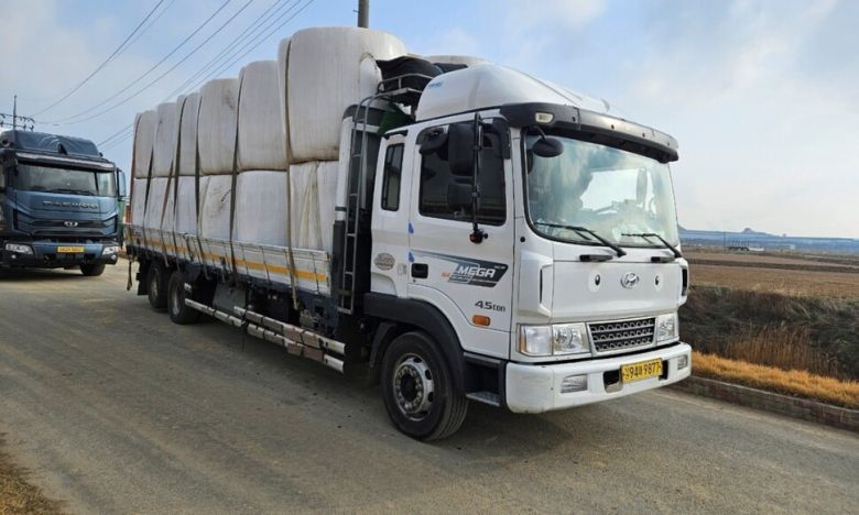 충남 예산에서 볏짚 사일리지를 실은 화물 차량들이 산불피해 지역인 경북 의성으로 출발하고 있다. 예산군 제공