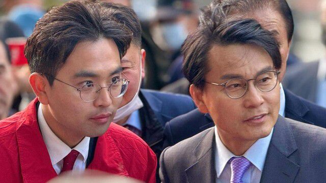 이강산 자유통일당 서울 구로구청장 후보(왼쪽)가 지난달 28일 윤상현 국민의힘 의원과 함께 선거 유세를 하고 있다. 이 후보 페이스북 사진 갈무리