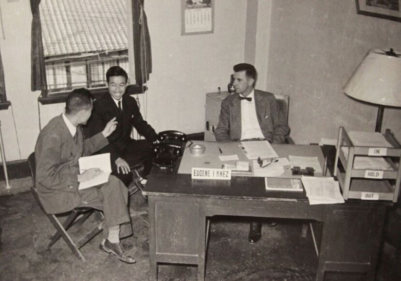 한국전쟁 시기인 1950년 11월 부산으로 임시 이전한 미국공보원의 운영 책임자 유진 크네즈(맨 오른쪽). 국사편찬위원회 제공