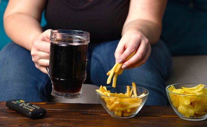 무설탕이지만 단 맛을 내는 음료를 마실 경우 뇌가 이 단맛을 ‘보상’으로 착각한 뒤, 실제 칼로리가 들어오지 않자 더 많은 음식을 찾게 만들 수 있다. 게티이미지뱅크