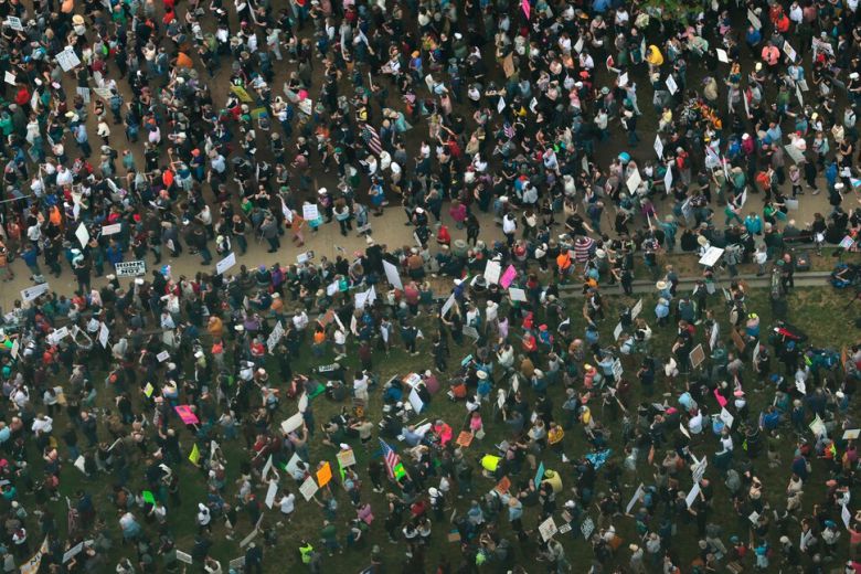 5일 시위대가 워싱턴 디시(D.C.) 내셔널 몰의 워싱턴 기념비 근처에서 도널드 트럼프 미국 대통령에 반대하는 ‘핸즈 오프’ 집회에 참석하고 있다. 워싱턴/AFP 연합뉴스