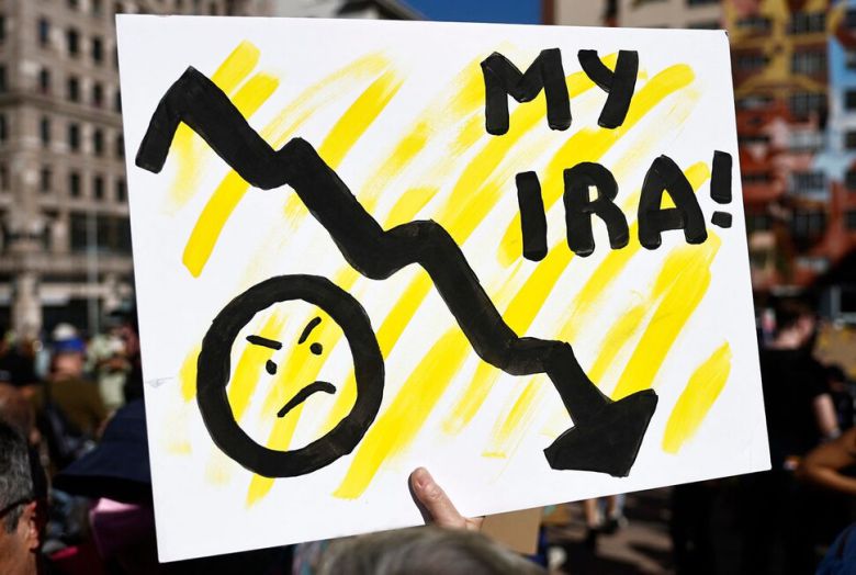 5일 캘리포니아주 로스앤젤레스에서 열린 ‘핸즈오프’ 시위에 참여한 사람이 ‘내 IRA!’라고 적힌 팻말을 들고 있다. 로스앤젤레스/AFP 연합뉴스