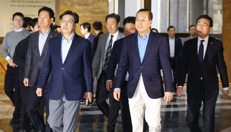 권영세 국민의힘 비상대책위원장과 권성동 원내대표를 비롯한 국민의힘 의원들이 6일 오후 비공개로 열린 의원총회에 참석하기 위해 국회 예결위장으로 들어가고 있다. 윤운식 선임기자 yws@hani.co.kr