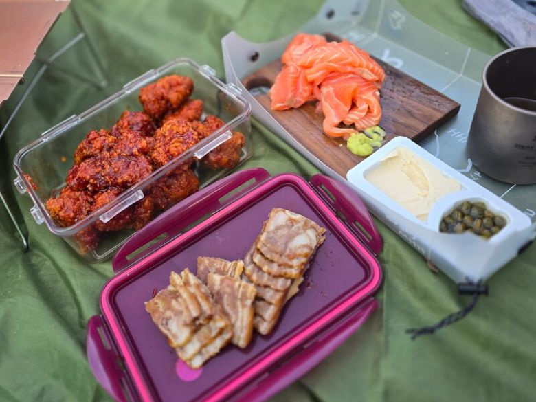 산에서 하는 식사는 비화식으로 해야 한다. 이날 다른 등산객과 함께 먹은 편육, 연어회, 양념치킨 등.